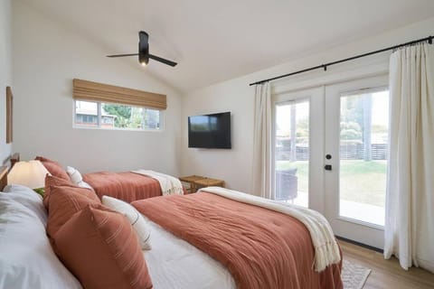 Bed, TV and multimedia, Photo of the whole room, Bedroom, fireplace