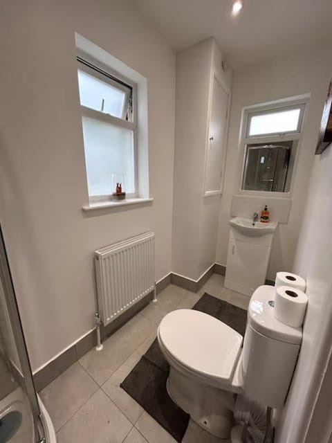 Bali Bliss Garden Flat with Parking Apartment in Enfield