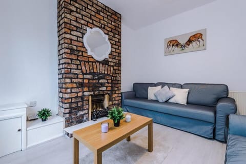 Beautiful Home from Home - Free Parking Fast Wifi House in Wallasey