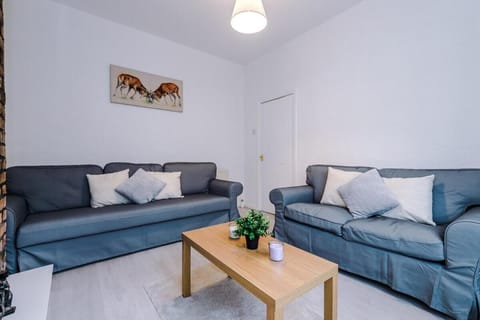 Comfy Beautiful Townhouse - Free parking Fast Wifi House in Wallasey