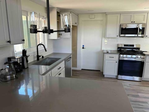 Newly Remodeled 1500sqft Family House City Center Villa in Covina