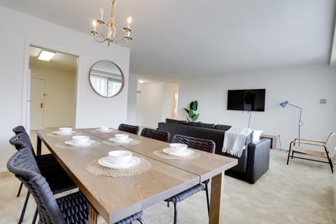 Style & Comfort in a stylish condo @Crystal City Copropriété in Crystal City