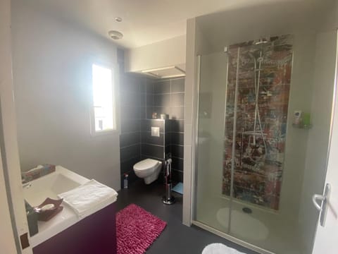 Chambre avec salle de bain privée dans maison Vacation rental in Bourges