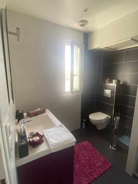 Chambre avec salle de bain privée dans maison Vacation rental in Bourges