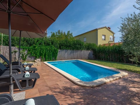 Adorable holiday house with private pool and fenced garden House in Novigrad