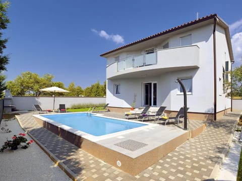 Modern Holiday Home with Pool in Vodnjan Maison in Vodnjan