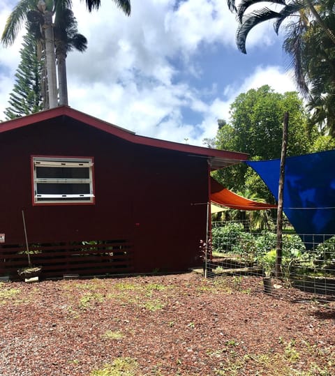 The Red Cottage and Hawaiian Pond Garden Paradise! House in Hawaiian Paradise Park