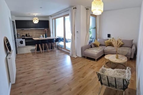 Kitchen or kitchenette, Living room, Seating area, Dining area