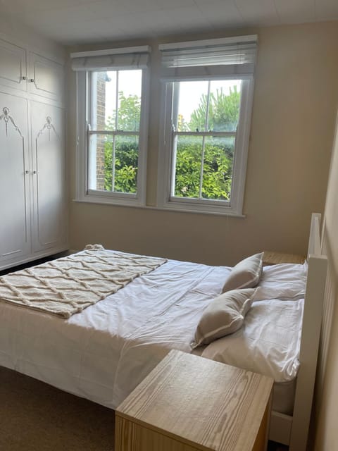 Stylish 4 bed house short walk to station Apartment in London Borough of Southwark