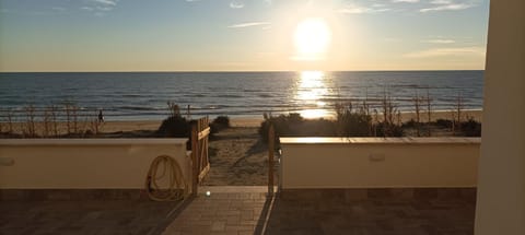 Property building, Natural landscape, Balcony/Terrace, Beach, Sea view, Sunset