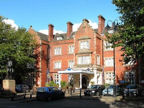 Property building, Nearby landmark, Neighbourhood