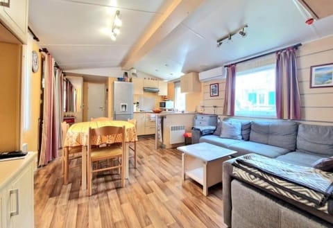 Spacieux Bungalow tout confort Oasis Village 5 étoiles Campeggio /
resort per camper in Roquebrune-sur-Argens