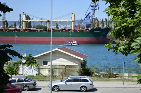 Sea Vibes Apartment - Free Public Parking, WiFi, Cable & Smart TV, 0,9 km to beach Apartment in Varna