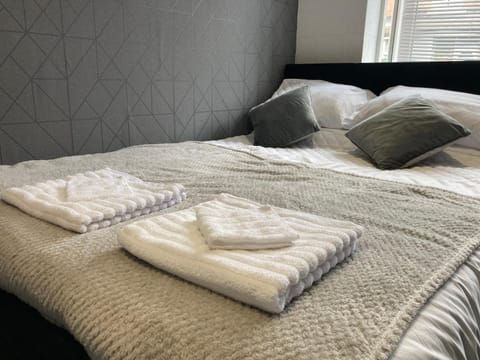 Bed, Bedroom, towels