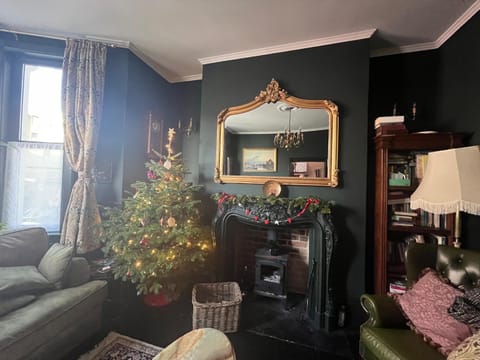 Large vintage townhouse, wood burner, leafy garden, close to beach House in Margate