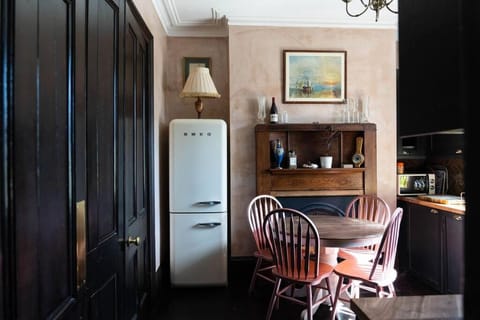 Kitchen or kitchenette, minibar