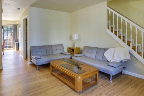 Portland Vacation Rental with Fireplace - Near Parks Casa in Gresham