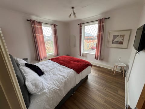 Bed, TV and multimedia, Photo of the whole room, Bedroom, towels