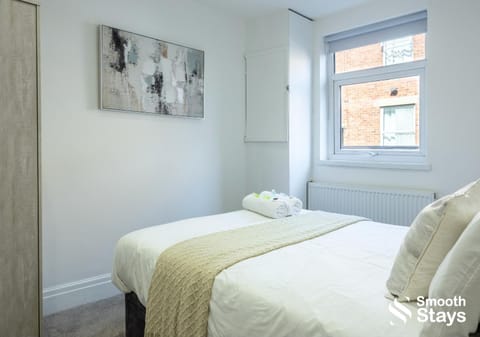 One Bedroom Apartment At Smooth Stays Short Lets & Serviced Accommodation Preston With Parking Near Train Station Condo in Preston