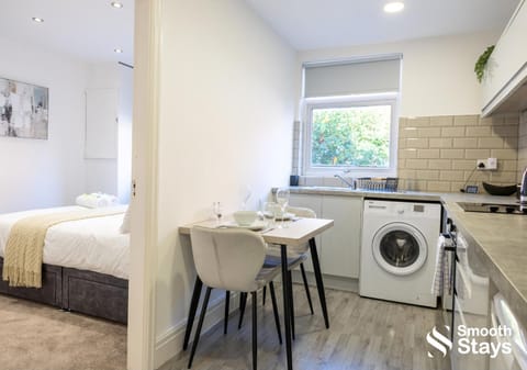 One Bedroom Apartment At Smooth Stays Short Lets & Serviced Accommodation Preston With Parking Near Train Station Condo in Preston