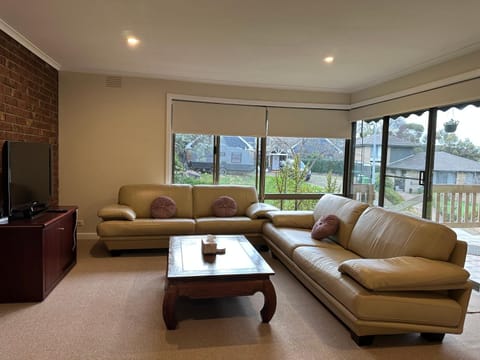 Central Sunbury home with top hill views, high speed Wifi, Netflix & Prime Video Casa in Diggers Rest