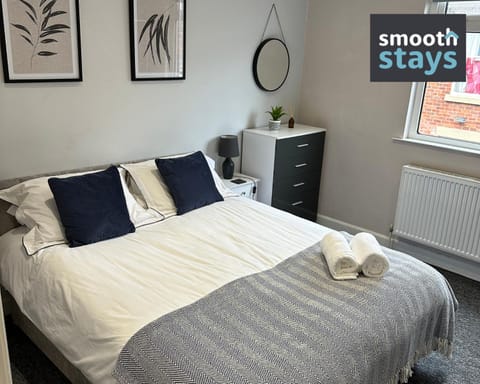 Modern 2 Bed Apartment By Smooth Stays Short Lets & Serviced Accommodation Preston With Parking Near Train Station Apartment in Preston