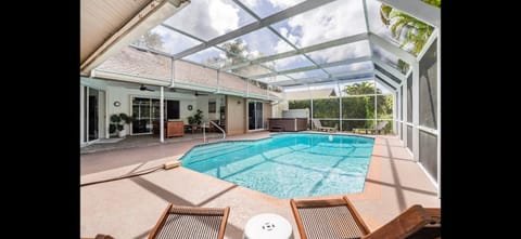 Siesta Key Home with pool/hot tub 12 min to beach House in Bee Ridge