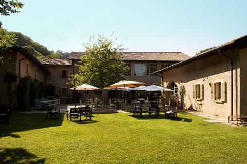 Property building, Patio, Spring, Day, Natural landscape, Garden, Garden view