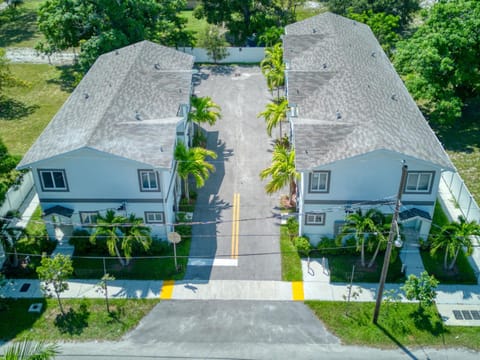 30 Guests 3 Identical Brand New Townhomes in Downtown Fort Lauderdale Villa in Fort Lauderdale