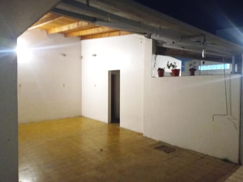 BEELAPT - Casa entera amplia, confortable y segura con garage exclusivo y parrilla Condo in La Plata