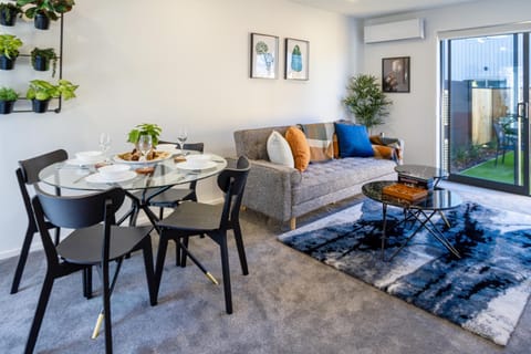 Modern Chic Retreat 2 Bed, 2 Bath: Riccarton Apartment in Christchurch