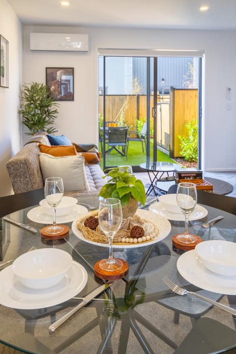 Modern Chic Retreat 2 Bed, 2 Bath: Riccarton Appartement in Christchurch