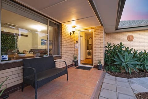 Ocean Views Apartment 2 min walk to train & ocean Apartment in Hallett Cove