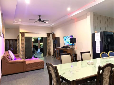 Karaoke, Living room, Dining area