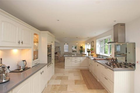Large & Spacious 5 Bedroom, 3.5 Bathroom House House in Southampton