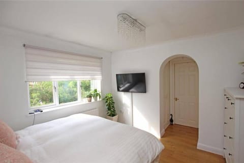 Large & Spacious 5 Bedroom, 3.5 Bathroom House House in Southampton