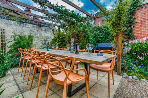 Patio, Day, Garden, Dining area