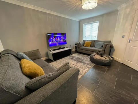 Communal lounge/ TV room, TV and multimedia, Living room, Seating area, Evening entertainment