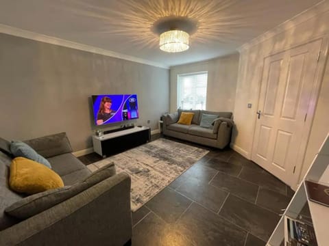 Communal lounge/ TV room, TV and multimedia, Living room, Seating area, Evening entertainment