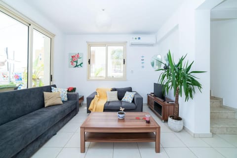 Spring, Summer, TV and multimedia, Living room, Seating area, air conditioner