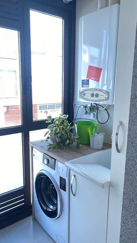 Kitchen or kitchenette, minibar, washing machine