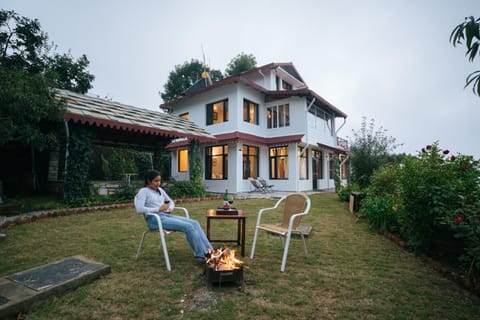 Property building, Day, Natural landscape, Garden, Garden view