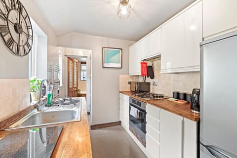 Crossrail Cottage - Large 2 Bedrooms - Sleeps 7 - Perfect for groups - Private garden - WIFI - Close to Elizabeth Line for easy access to Heathrow and Central London Condo in London Borough of Ealing