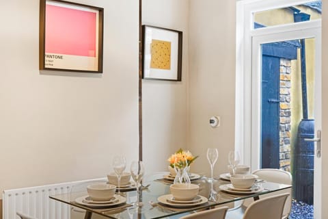 Crossrail Cottage - Large 2 Bedrooms - Sleeps 7 - Perfect for groups - Private garden - WIFI - Close to Elizabeth Line for easy access to Heathrow and Central London Condo in London Borough of Ealing
