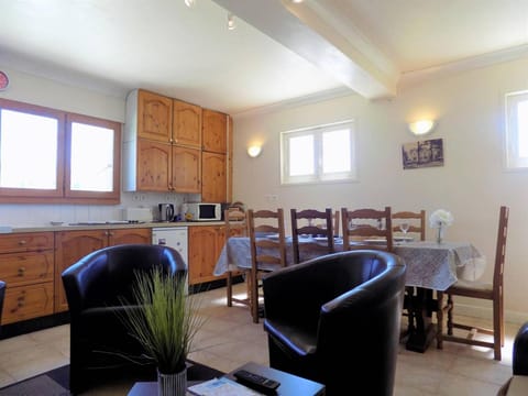 Kitchen or kitchenette, Seating area, Dining area, minibar, pet friendly, stove