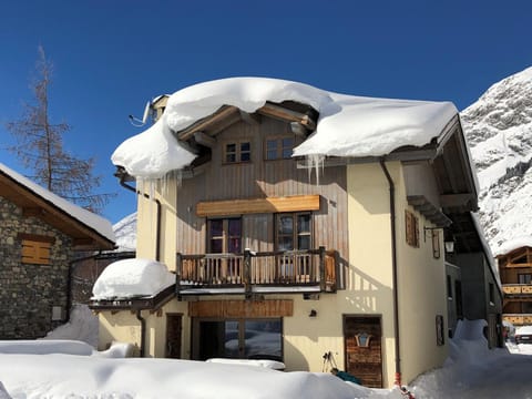 Property building, Day, Natural landscape, Winter, Mountain view