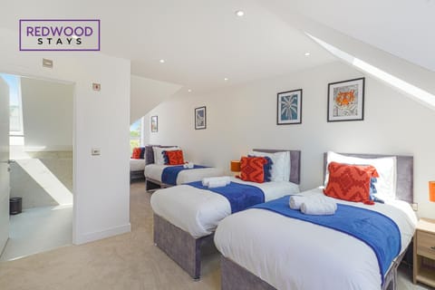 BRAND NEW Spacious 4 Bedroom Houses For Contractors & Families with FREE Parking, Garden, Fast Wifi and Netflix By REDWOOD STAYS House in Farnborough