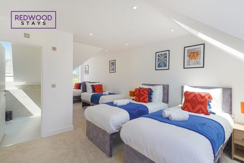 BRAND NEW Spacious 4 Bedroom Houses For Contractors & Families with FREE Parking, Garden, Fast Wifi and Netflix By REDWOOD STAYS Maison in Farnborough