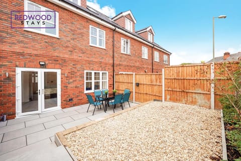 BRAND NEW Spacious 4 Bedroom Houses For Contractors & Families with FREE Parking, Garden, Fast Wifi and Netflix By REDWOOD STAYS Maison in Farnborough