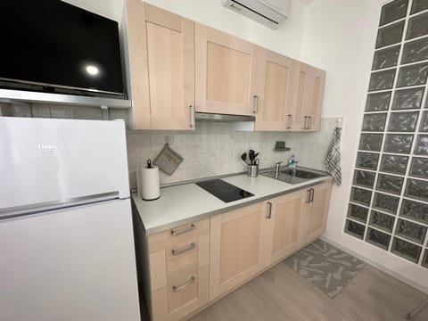 Kitchen or kitchenette, stove, washing machine